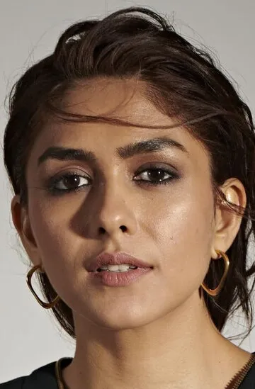 Фотография актёра Мрунал Тхакур