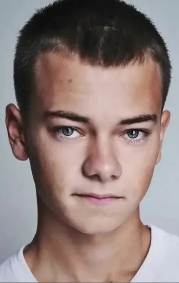 Фотография актёра Конрад Кхан