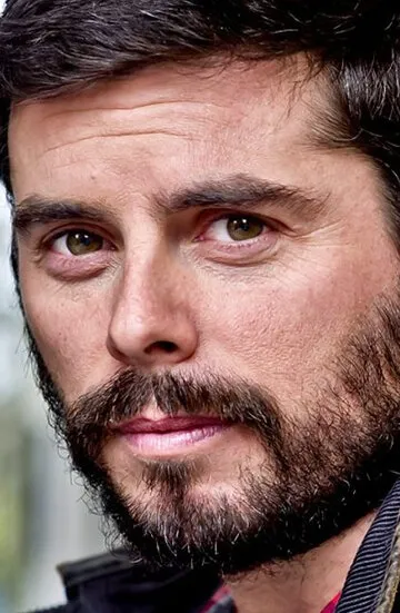 Фотография актёра Адам Робертсон