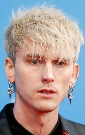 Фотография режиссера – Колсон Бэйкер (Colson Baker)